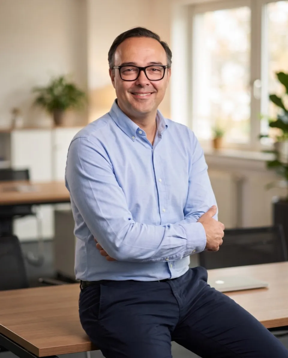 Marc A. Schnitzler, Geschäftsführer der INTERNA, lächelnd im Büro